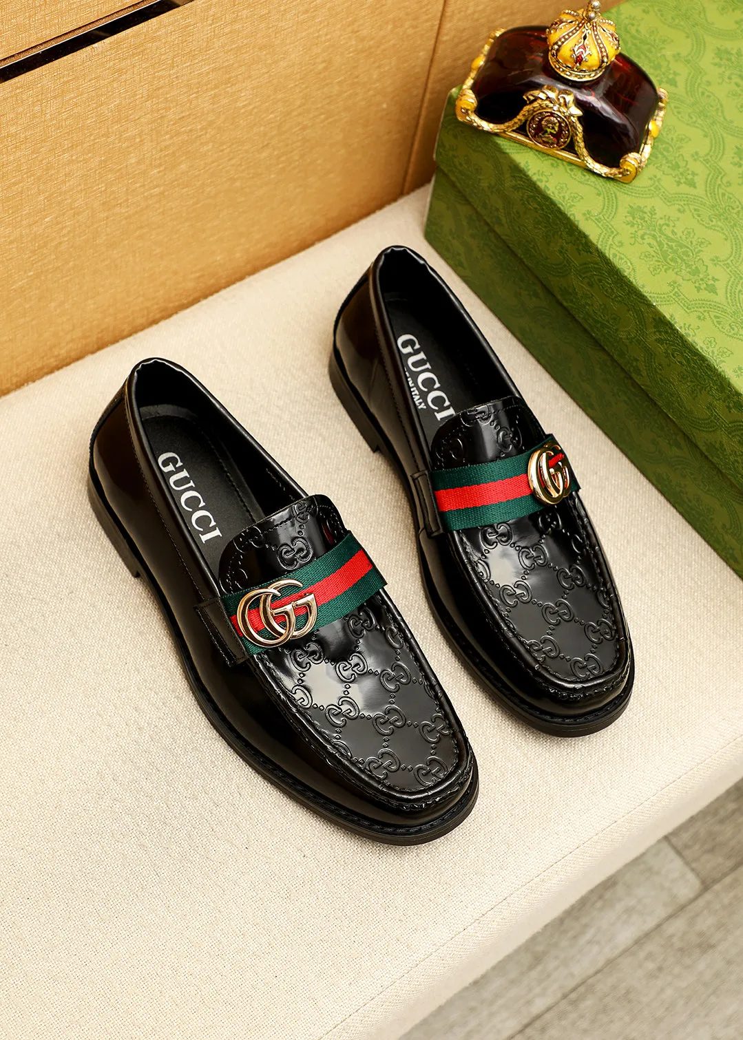 Men's shoes 💰480 💐 Product trademark: GUCCI "Gucci" casual leather shoes Regular size: 38-44 (45.46🉑️customized) Product materials: Selected imported first-layer open-edge beaded cowhide embossed upper + luxury hardware buckle, imported water-dyed cowhide leather lining. Strong three-dimensional visual effect, original outsole color: 2 colors available